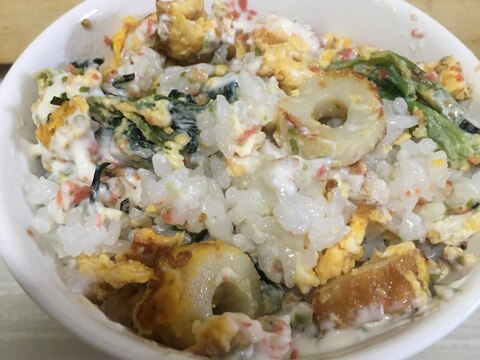 小松菜、卵、ちくわ炒めの混ぜご飯♪鮭フレークなど♪